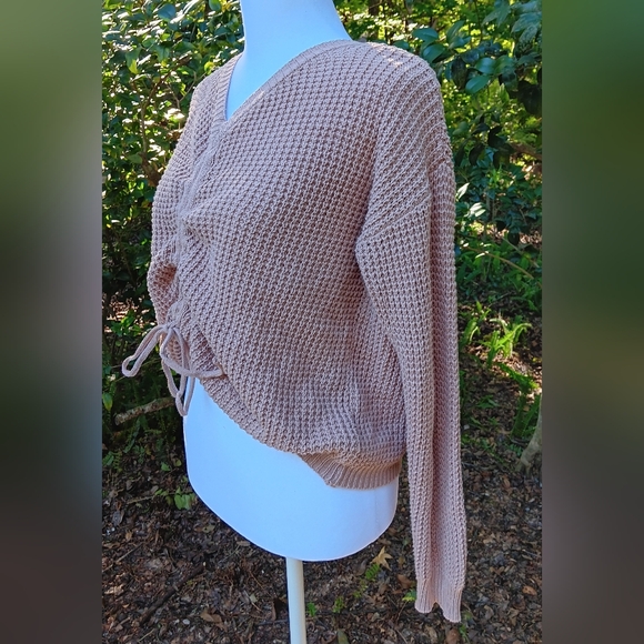 Waffle knit drawstring sweater - Picture 8 of 9